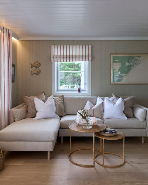 Nydelig sofakrok i lyse og delikate farger som gir en følelse av luftighet og åpenhet. Gode innmatsputer sørger for at putene blir ekstra myke og innbydende, og gir samtidig en fantastisk komfort. Det er disse små detaljene som virkelig gjør en forskjell når man ønsker å skape et behagelig og vakkert miljø i hjemmet. Innmatsputene fra Norsk Dun er produsert på fabrikken vår i Mysen. 